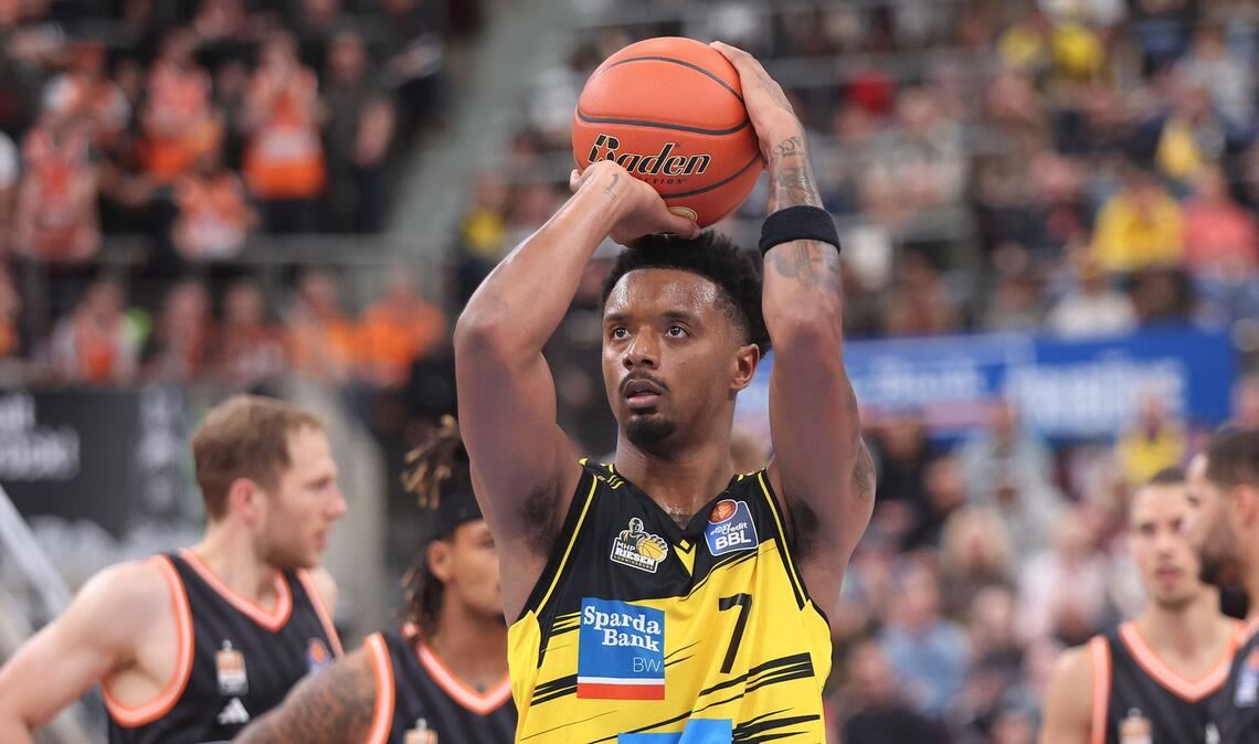 Elijah Hughes setzt den Riesen die Krone auf.