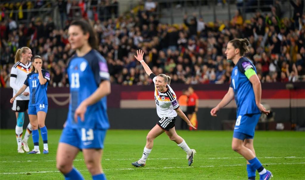 Elisa Senß dreht nach ihrem Tor jubelnd ab.