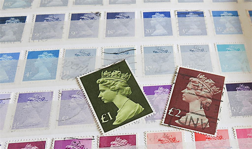 Elisabeth II. hat nicht nur in Sachen Philatelie über Jahrzehnte hinweg das Bild geprägt. Auch emotional hat sie für viele Landsleute und Fans außerhalb des Königreichs eine wichtige Rolle gespielt. Doch nun bricht mit der Krönung ihres Sohnes Charles ein neues Kapitel an. Die Fernsehübertragung lockt auch in Deutschland viele vor die TV-Geräte. Fotos: Becker, privat