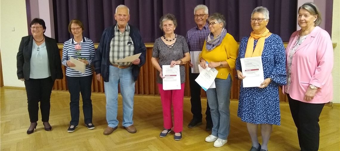 Elisabeth Mikonya-Stahl überreicht Auszeichnungen für langjähriges Singen an Christa Werknies, Gerd Baxmann, Heide Wachtler, Helmut Oehrle, Gudrun Ebser und Inge Pfeiffer zusammen mit der Verbandschorbeauftragten Margot Bellenbaum (v.li.). Foto: privat