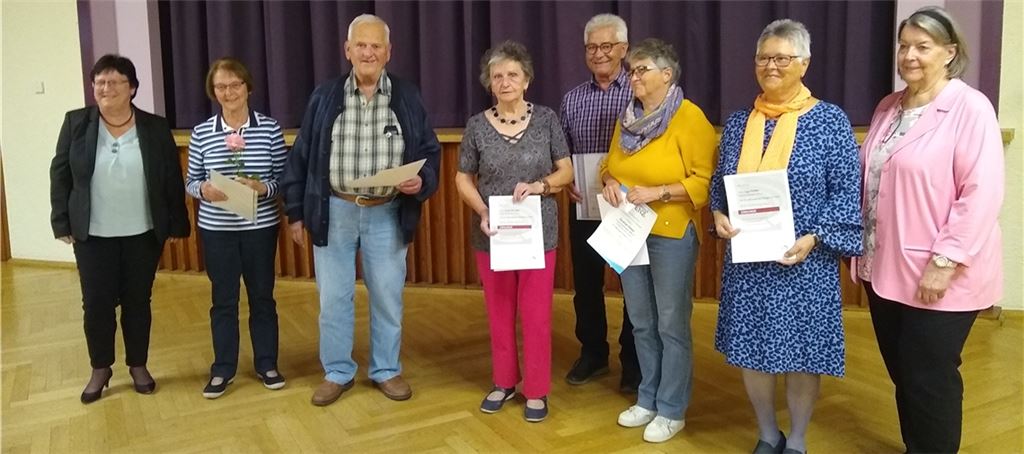 Elisabeth Mikonya-Stahl überreicht Auszeichnungen für langjähriges Singen an Christa Werknies, Gerd Baxmann, Heide Wachtler, Helmut Oehrle, Gudrun Ebser und Inge Pfeiffer zusammen mit der Verbandschorbeauftragten Margot Bellenbaum (v.li.). Foto: privat