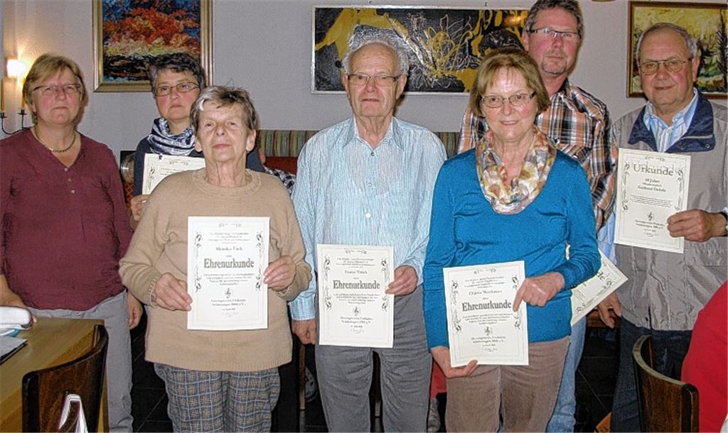Elisabeth Mikonya-Stahl (v.li.) ehrt Gudrun Ebser, Monika Fink, Franz Trick, Christa Werknies, Axel Malucha, Gerhard Oehrle. Foto: p
