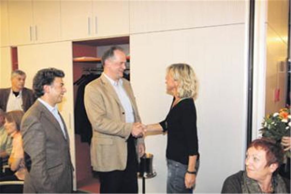 Elisabeth Vogt gratuliert Arno Schütterle, dem sie im Kampf um die Kandidatur für das Landtagsmandat nur knapp unterliegt. Links: Bundestagsabgeordneter Memet Kilic. Fotos: Goertz