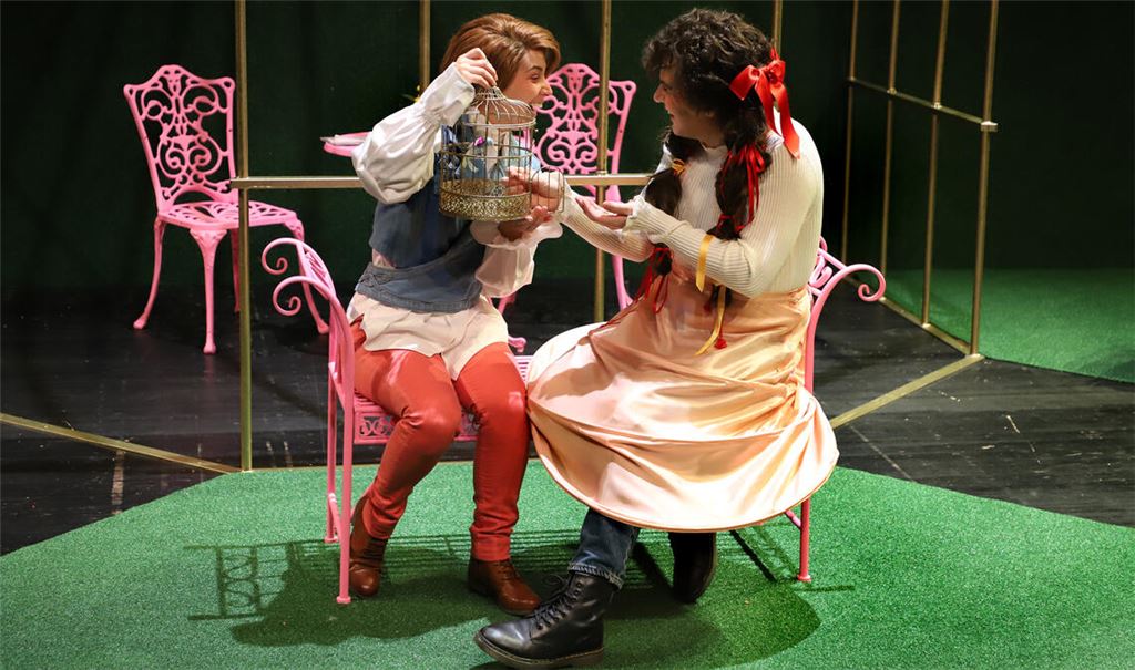 Elisandra Melián (Alexis, li.) und Santiago Bürgi (Hermosa). Foto: Theater Pforzheim/Haymann