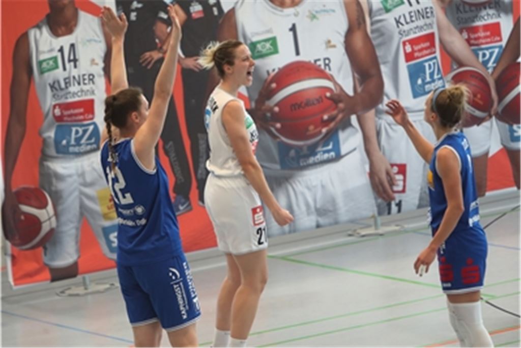 Elizabeth Kiss-Rusk (in weiß) zeigt gegen den BC Pharmaserv Marburg eine starke Leistung. Sie alleine darf beim Sieg im ersten Halbfinale 14 Punkte bejubeln. Foto: Rubner