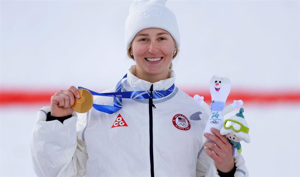 Elizabeth Lemley aus den USA jubelt bei der Siegerehrung mit ihrer Goldmedaille über den ersten Platz