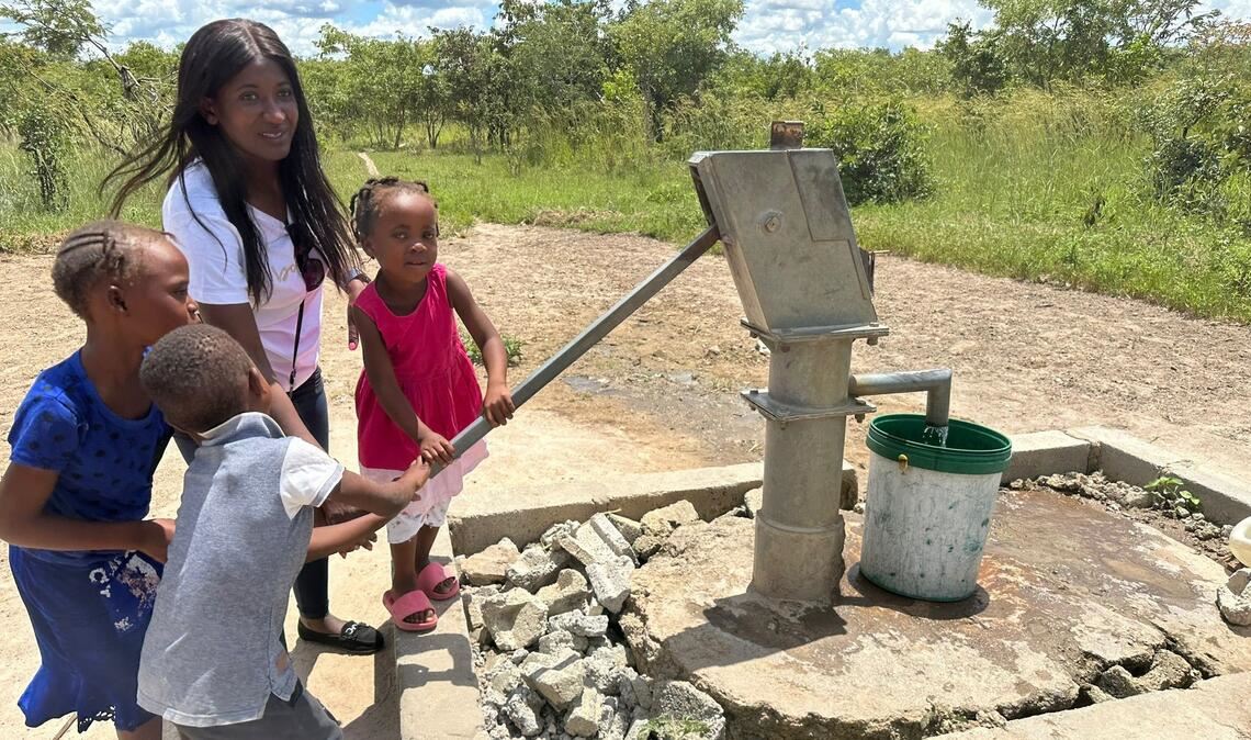 Elizabeth Mandaba-Talmon testet einen der neuen Brunnen in Mwembeshi. Fotos: Talmon