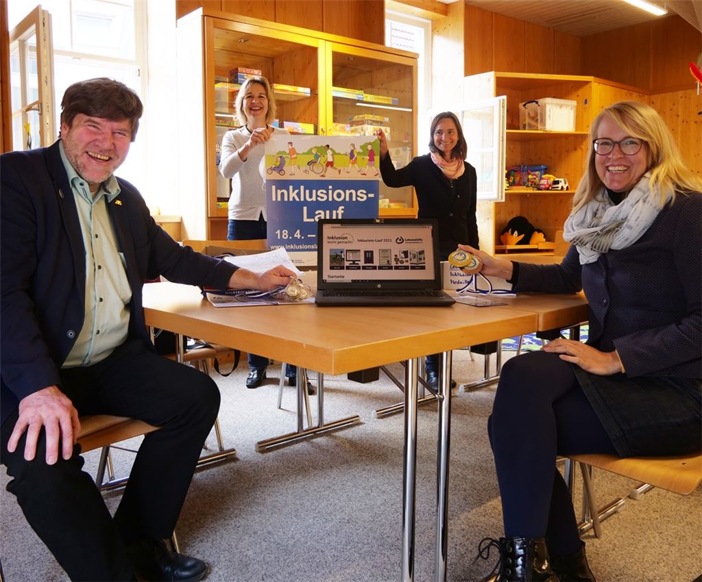 Elke Bauernfeind und Markus Rössler (vorne), sowie Sandra Sailer und Sybill von Berg (hinten, v. li.) laden dazu ein, sich auf der Webseite für den Inklusionslauf zu registrieren.Friedrich