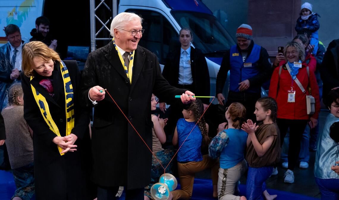 Elke Büdenbender und Bundespräsident Frank-Walter Steinmeier besuchen nach der offiziellen Eröffnung des 104. Deutschen Katholikentags in Würzburg bei einem Rundgang den Kinderzirkus "Blamage".