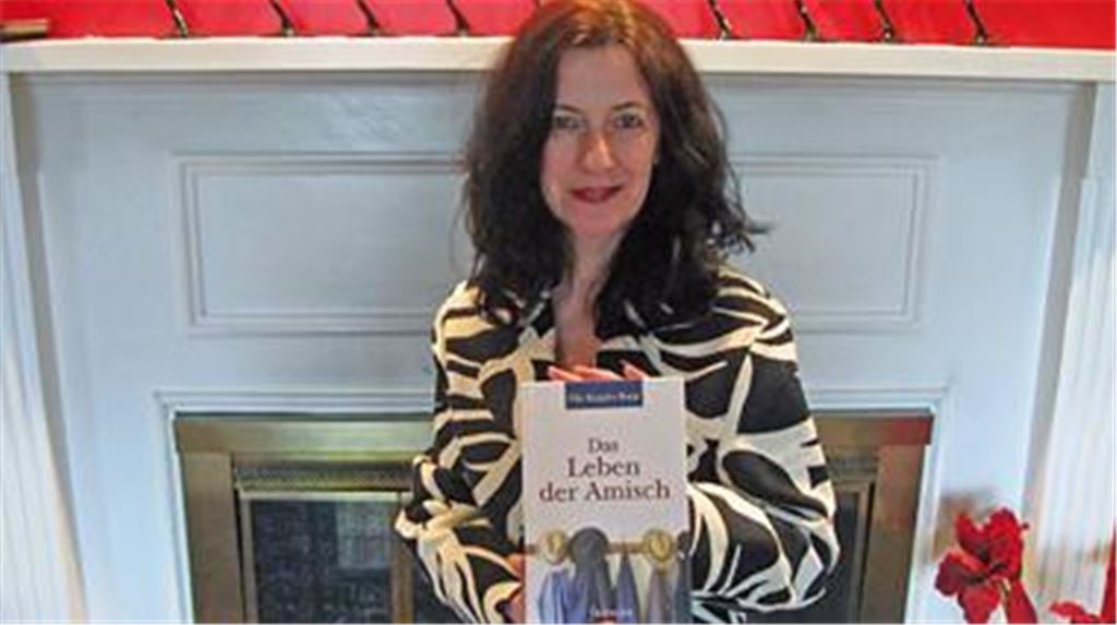 Elke Keppler-Bopp mit ihrem neuen Buch. Fotos: privat