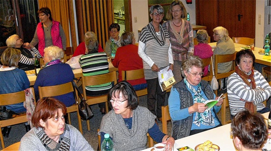 Ellen Angermaier, die Erste Vorsitzende der Sternenfelser Landfrauen, begrüßt die Referentin Jutta Ortlepp (re. stehend) .