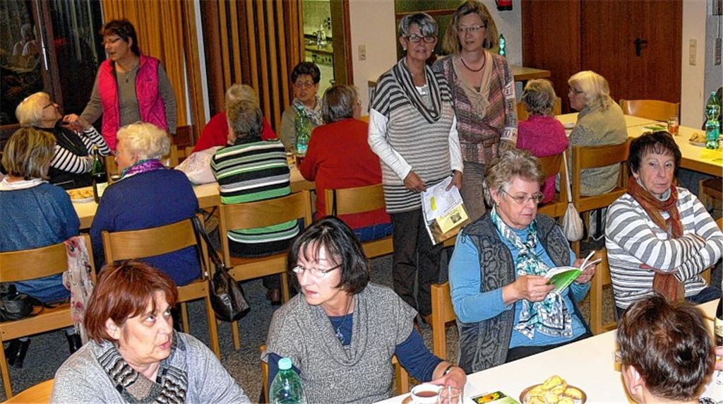 Ellen Angermaier, die Erste Vorsitzende der Sternenfelser Landfrauen, begrüßt die Referentin Jutta Ortlepp (re. stehend) .