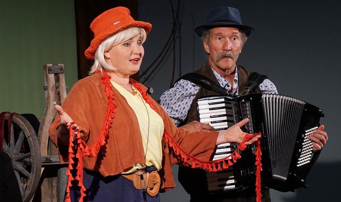 Ellen Schubert und Stefan Österle von „Dein Theater“ aus Stuttgart gehen in Bretten musikalisch auf Achse. Foto: Katja Ritter