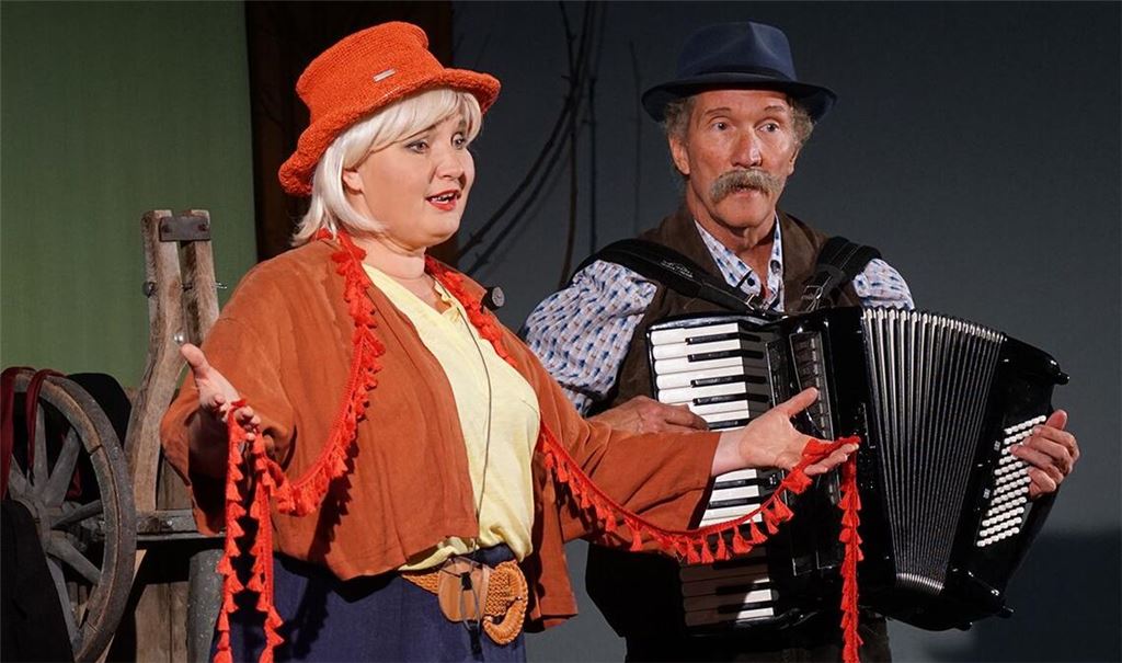 Ellen Schubert und Stefan Österle von „Dein Theater“ aus Stuttgart gehen in Bretten musikalisch auf Achse. Foto: Katja Ritter