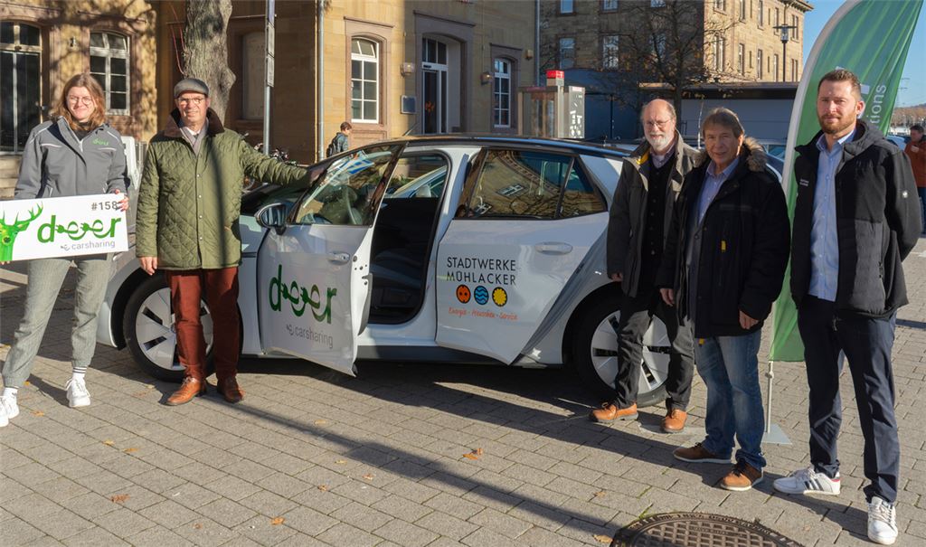 Ellen Schuler (v.li.), OB Frank Schneider, Rolf Aichelberger, Axel Hofsäß und Sören Genthner weihen das neue e-Carsharing-Angebot am Bahnhof Mühlacker ein. Foto: Fotomoment
