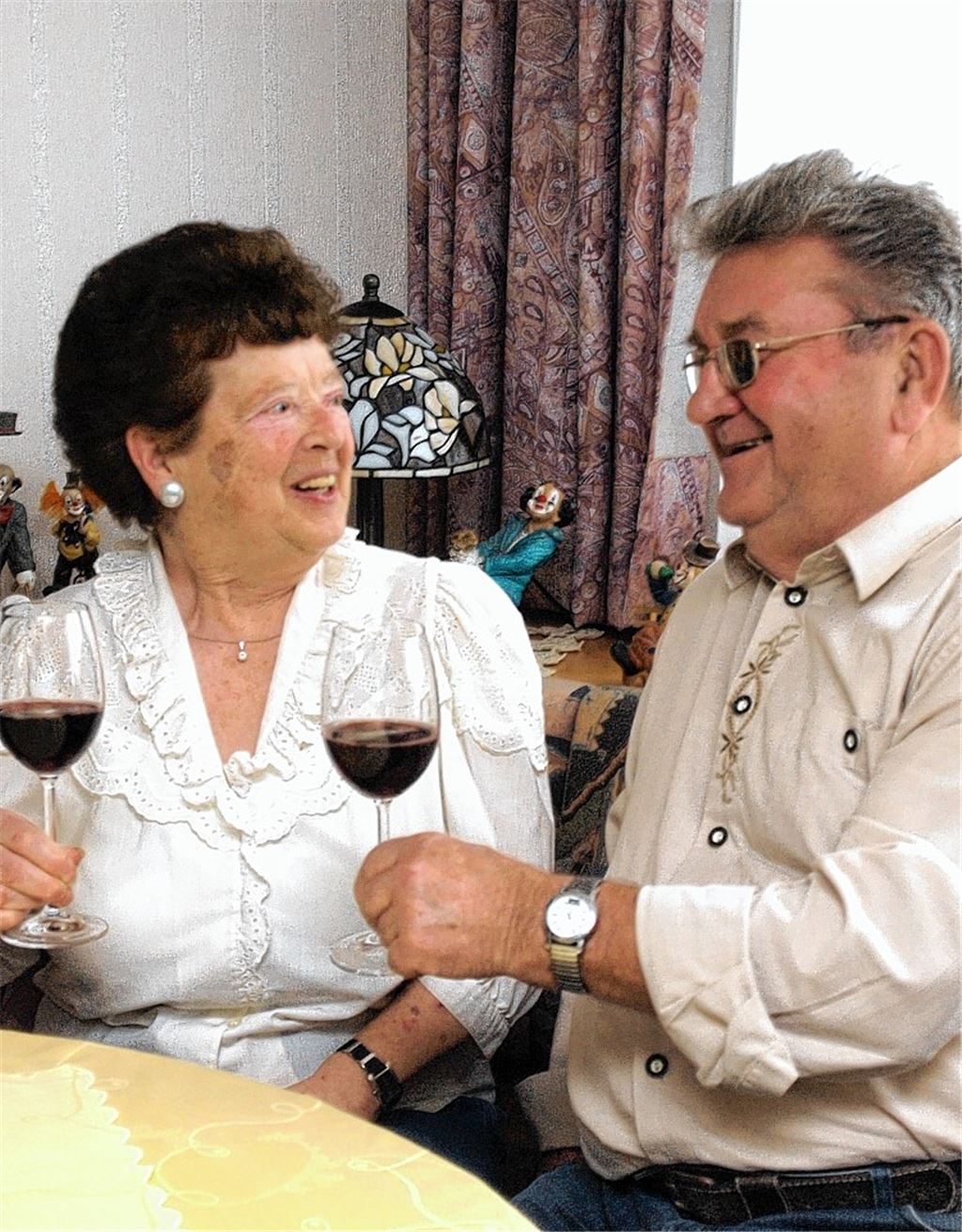 Ellen und Dieter Siegmund stoßen an. Sie sind seit 50 Jahren verheiratet. Foto: Appich