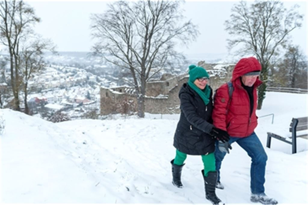 Ellen und Wolfgang Zietz aus Mühlacker genießen einen winterlichen Spaziergang rund um die Burg Löffelstelz Mühlacker.Fotomoment
