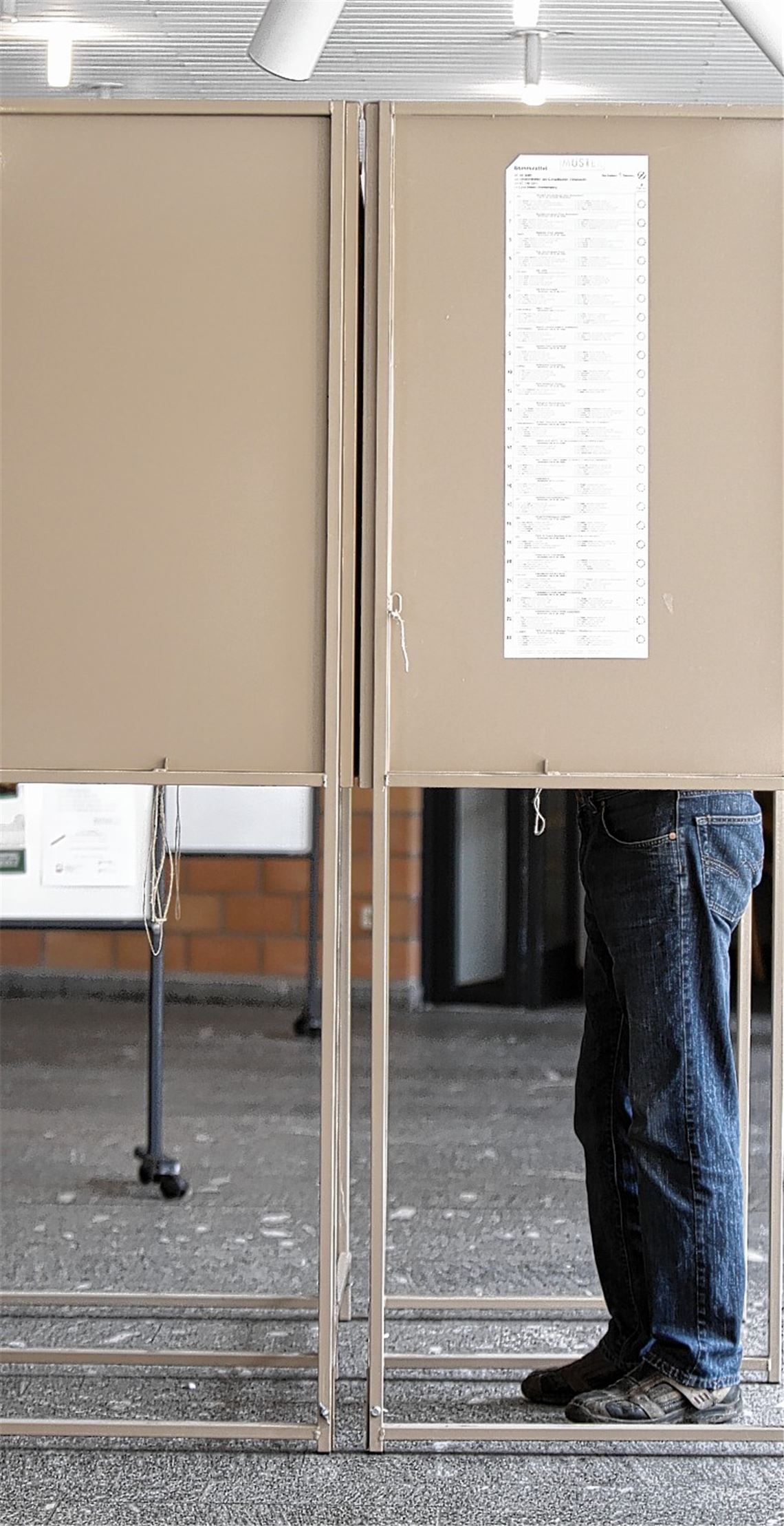 Ellenlanger Stimmzettel: 24 Parteien buhlen um die Stimmen für die Europawahl. Foto: Sadler