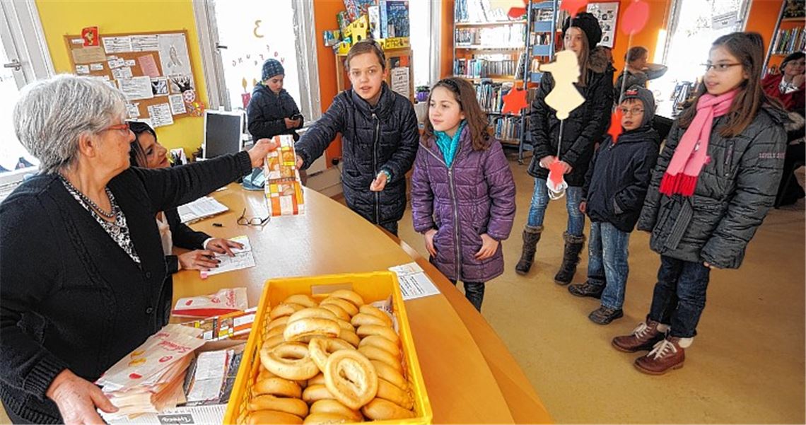 Else Gayer (links) verteilte am Dienstag über 380 Neujahrsringle an alle ledigen Einwohner aus Mühlhausen. 