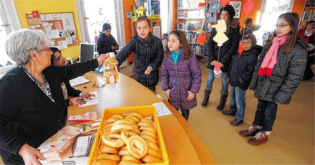 Else Gayer (links) verteilte am Dienstag über 380 Neujahrsringle an alle ledigen Einwohner aus Mühlhausen. 