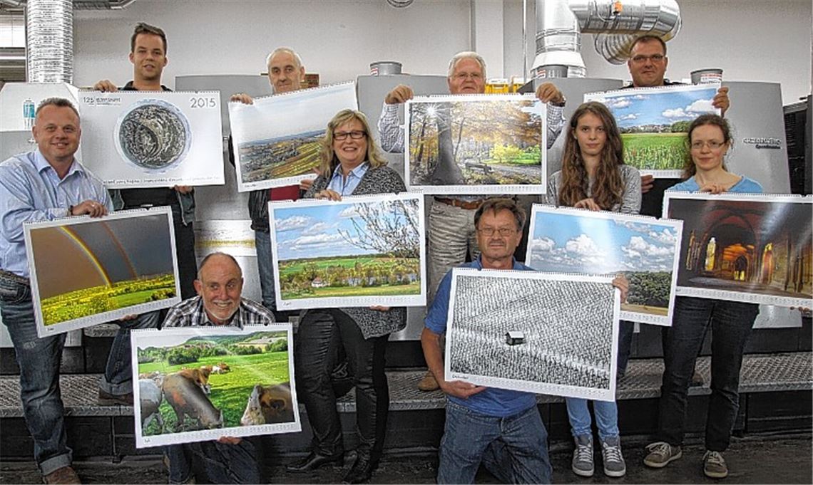 Elser-Druck-Betriebsleiter Oliver Böhringer (li.) und Redakteurin Carolin Becker (re.) freuen sich über die spektakulären Aufnahmen von (vorne v.li.) Wolfgang Kroh, Nicole Bossert, Rudi Thalhäuser, Katja Jilke sowie (hinten v.li.) Martin Flad, Bernd Lang, Erich Geduldig und Thomas Scharwe. Auch von Rebekka Manis, Peter Laible, Edgar und Beate Henning finden sich Bilder im neuen Kalender.