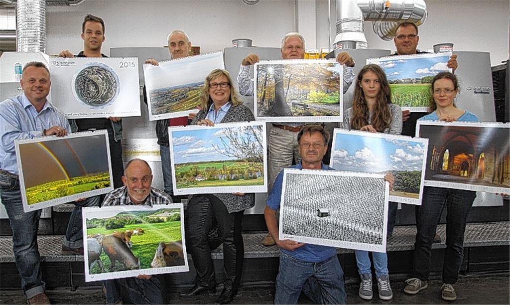Elser-Druck-Betriebsleiter Oliver Böhringer (li.) und Redakteurin Carolin Becker (re.) freuen sich über die spektakulären Aufnahmen von (vorne v.li.) Wolfgang Kroh, Nicole Bossert, Rudi Thalhäuser, Katja Jilke sowie (hinten v.li.) Martin Flad, Bernd Lang, Erich Geduldig und Thomas Scharwe. Auch von Rebekka Manis, Peter Laible, Edgar und Beate Henning finden sich Bilder im neuen Kalender.