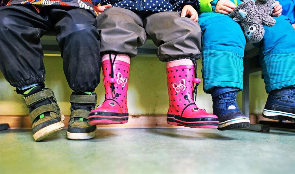 Eltern, Erzieherinnen und Erzieher wissen: die Abgabe der Kleinen in der Kita-Garderobe kann nervlich herausfordernd sein.