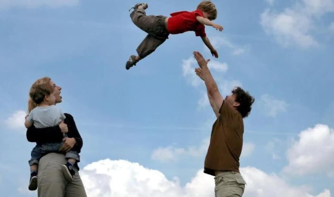 Eltern können Kinder auch ohne Worte loben. Das ist ebenso wichtig wie das richtige Loben an sich.