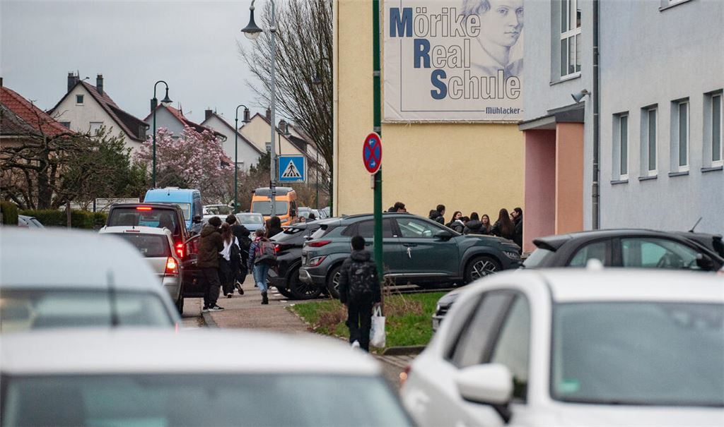 Elterntaxis sind auch an der Mörike-Realschule ein gewohntes Bild. Foto: Archiv