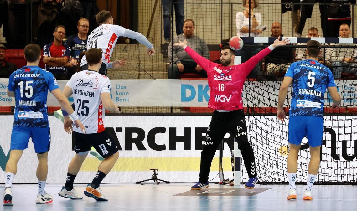 Emil Jakobsen wirft eines seiner neun Tore.