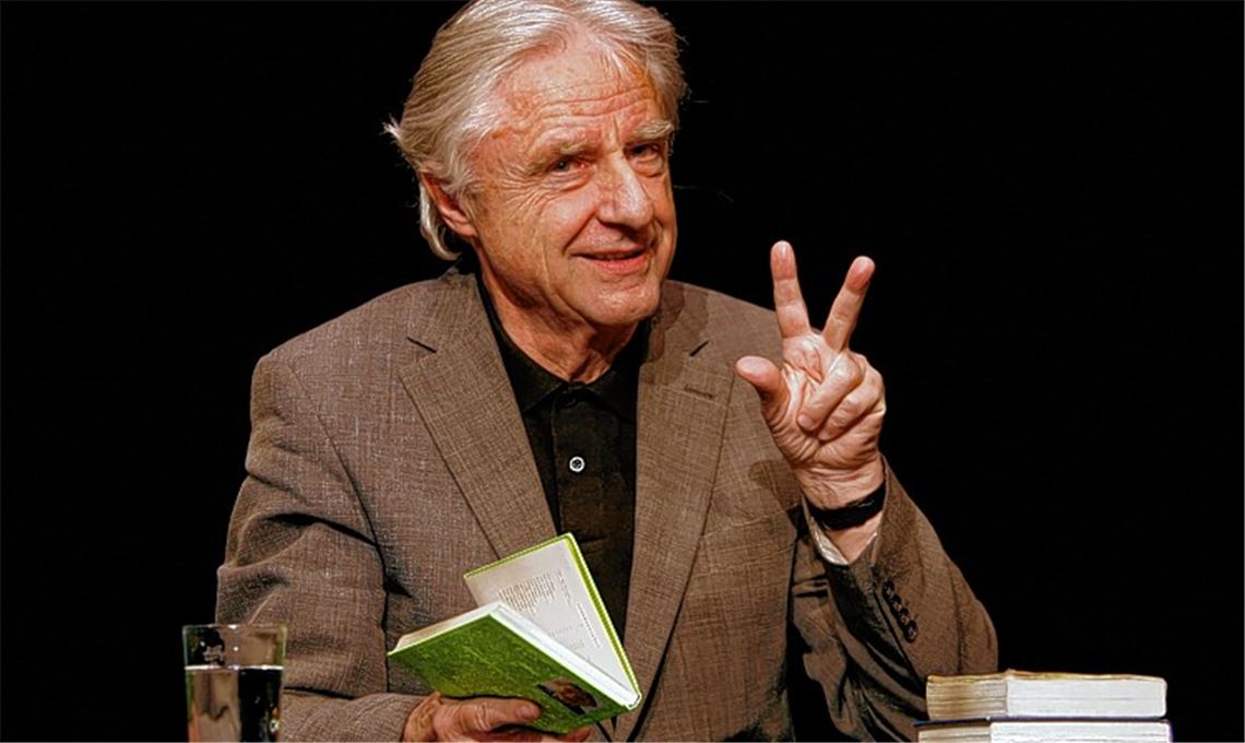 Emil Steinberger erzählt Geschichten mit drei erhobenen Fingern. Foto: privat