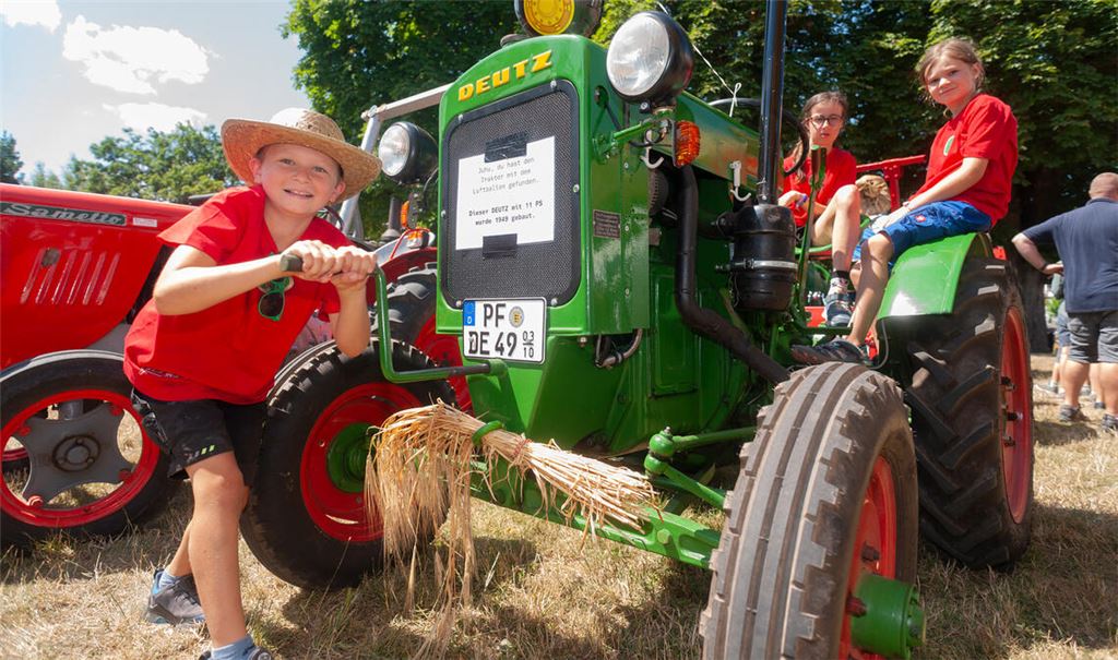Emil hat Spaß, den Deutz 49 mit der Kurbel in Gang zu bringen. Foto: Fotomoment
