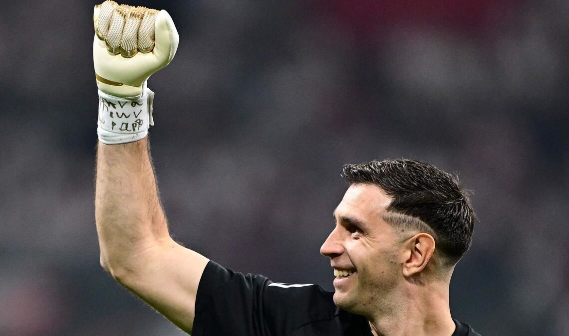 Emiliano Martínez ließ sich auch von einem gebrochenen Finger nicht stoppen.