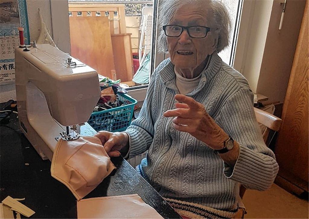 Hundertjährige näht Behelfsmasken