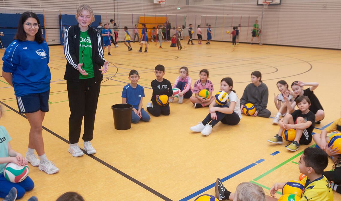 Emily Cheade und Lynn Westendorf (re.) arbeiten gerne mit Kindern. 