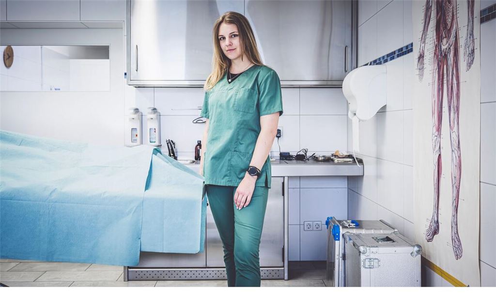 Emily Maichle im Technikraum, hier wäscht  sie die Toten und richtet sie her.