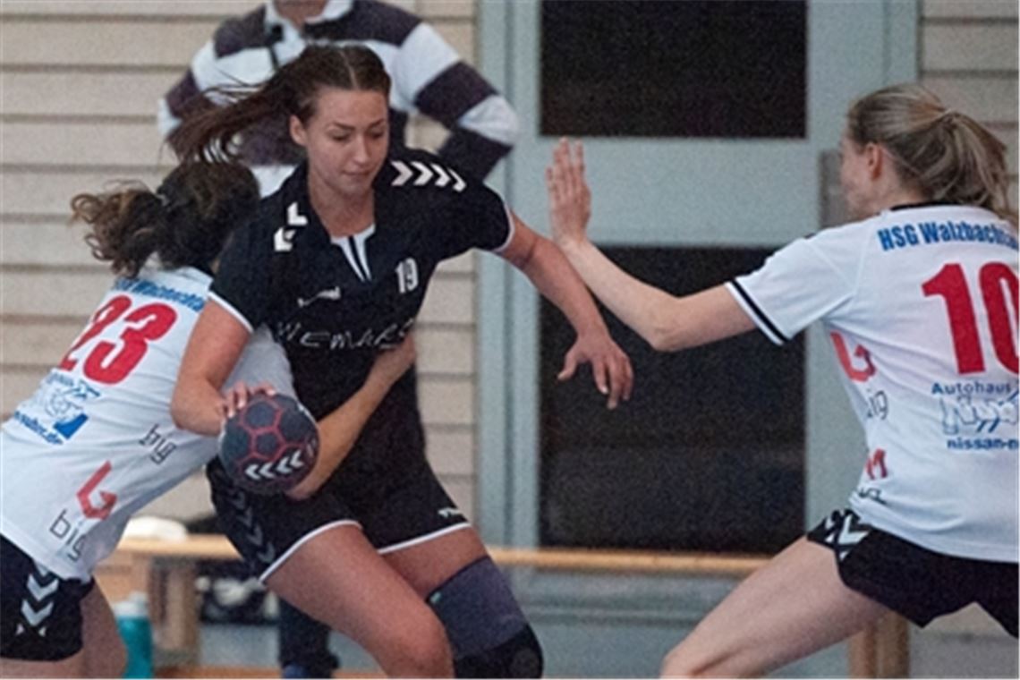 Emily Schaubert setzt sich gegen zwei gegnerische Spielerinnen durch. Foto: Fotomoment