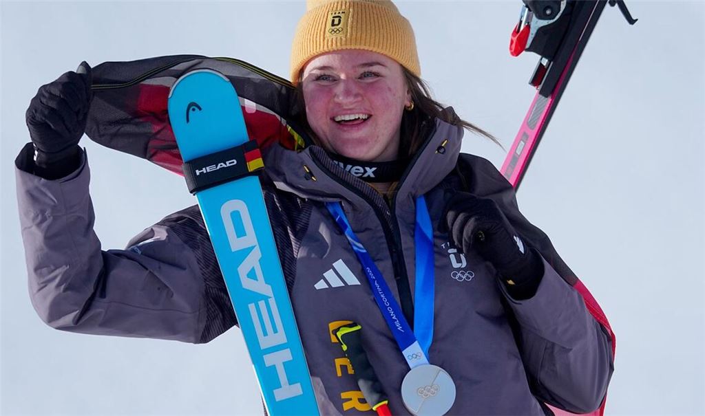 Emma Aicher bejubelt ihre Silbermedaille – es ist schon ihre zweite. Und es könnten weitere Plaketten hinzukommen.
