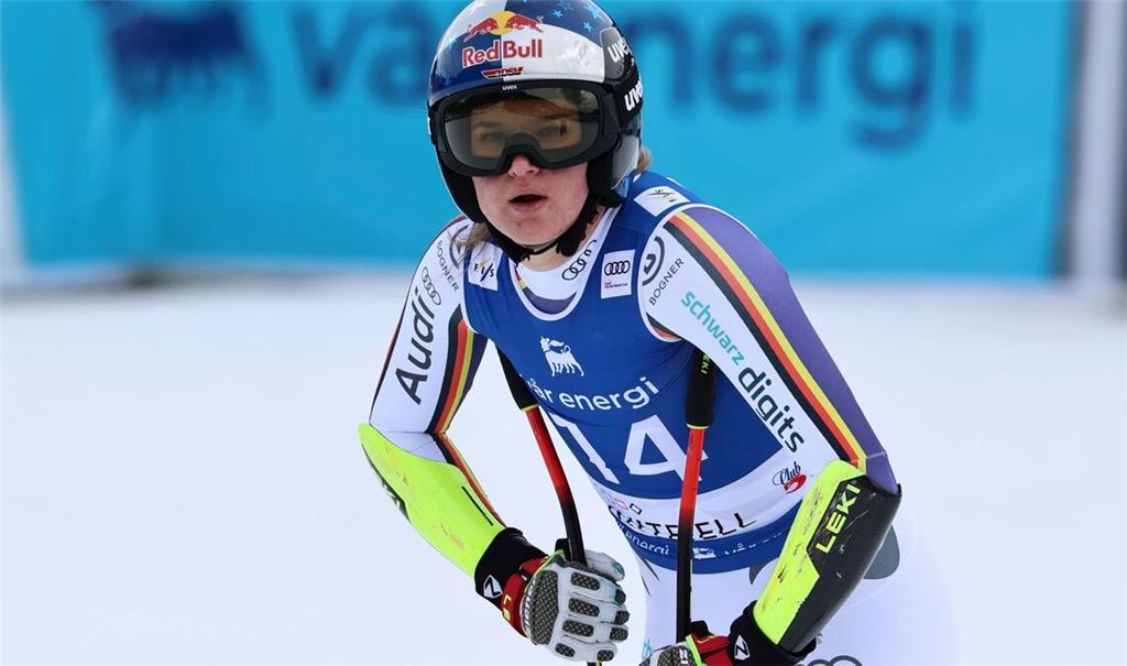 Emma Aicher blickt nach dem Super-G enttäuscht auf die Anzeigetafel.