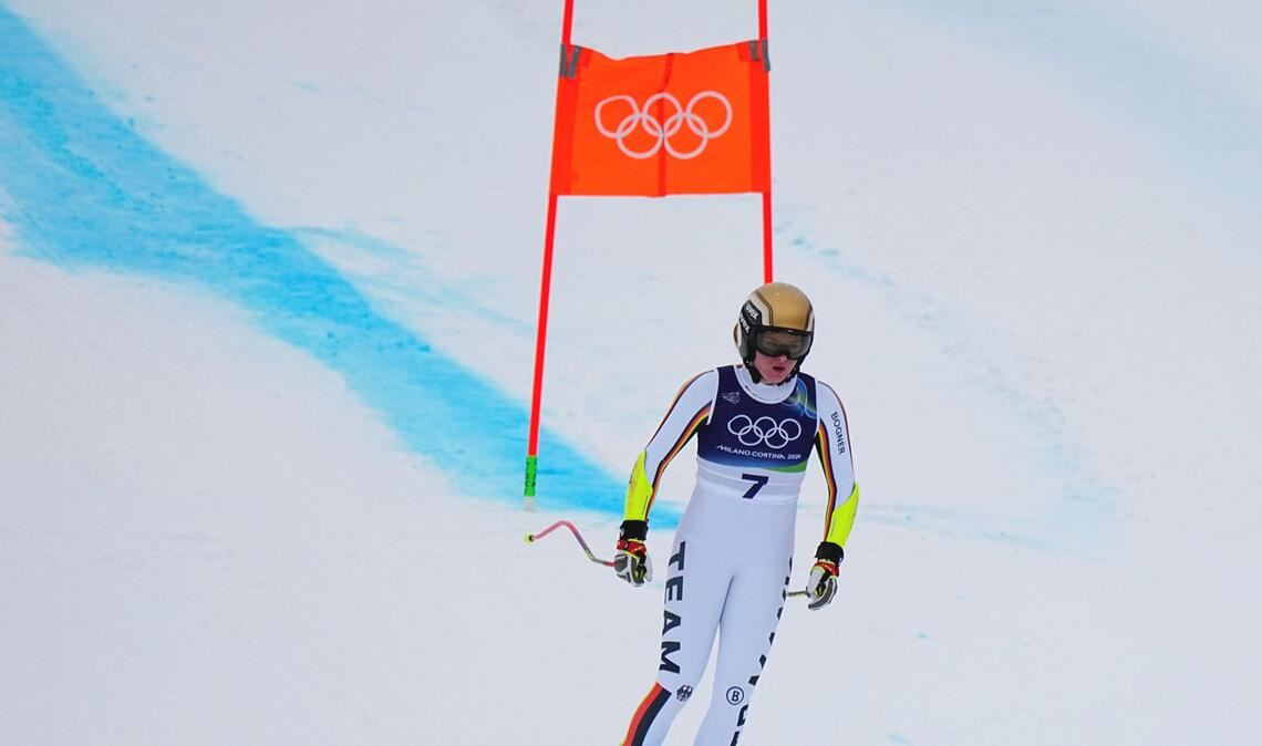 Emma Aicher  fährt nach dem Ausscheiden Richtung Ziel.
