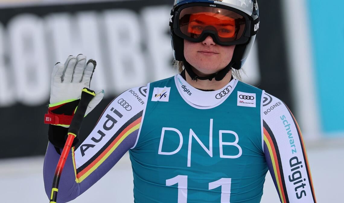 Emma Aicher winkt enttäuscht ab nach der Abfahrt von Kvitfjell.