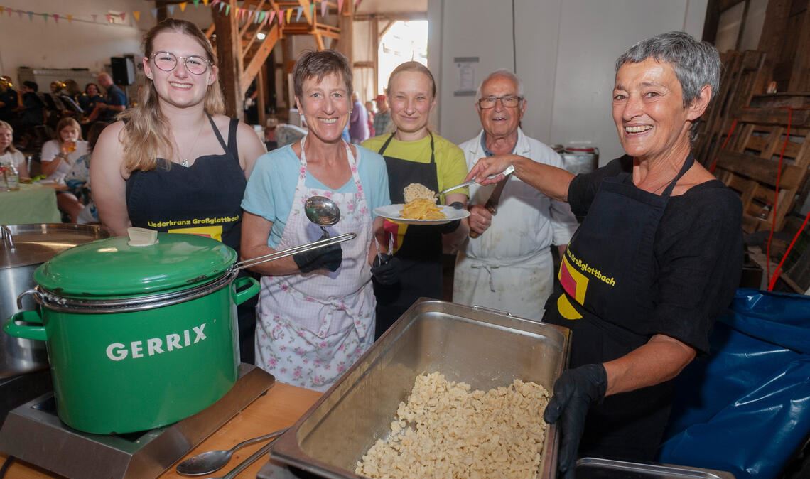 Emma, Ingrid, Katharina, Peter und Karin (v.li.) servieren die begehrten handgeschabten Spätzle. Foto: Fotomoment
