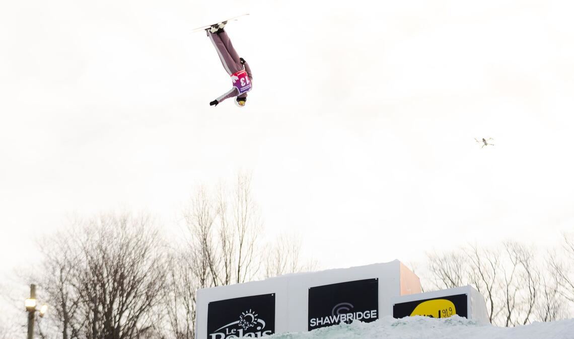 Emma Weiß in Aktion – in der Disziplin Aerials geht es hoch hinaus.