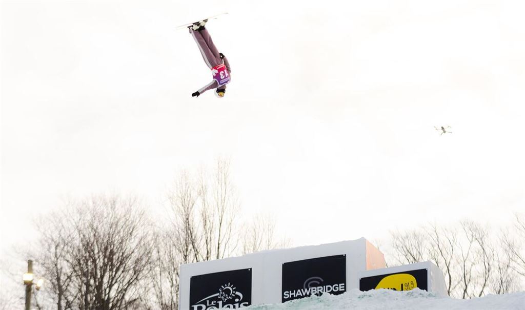 Emma Weiß in Aktion – in der Disziplin Aerials geht es hoch hinaus.