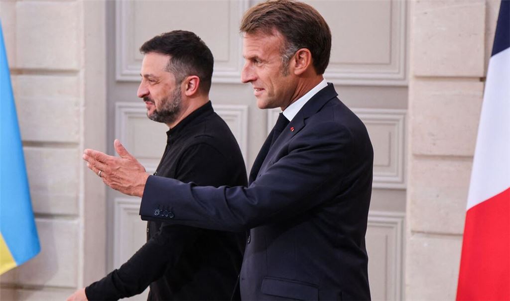 Emmanuel Macron empfängt Wolodymyr Selenskyj beim Treffen der Unterstützerstaaten in Paris.