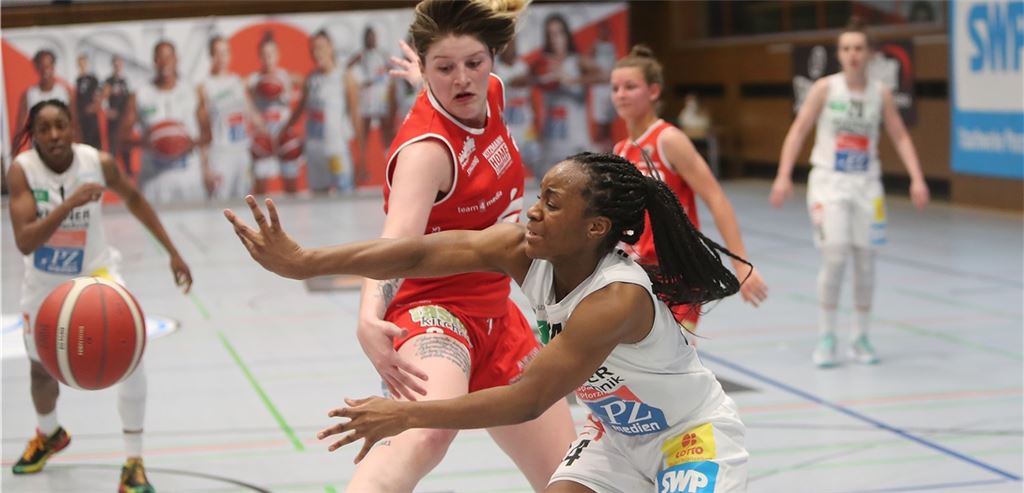 Emmanuella Mayombo von den Rutronik Stars Keltern (in weiß) setzt sich im ersten Finalspiel gegen die Osnabrücker Spielerin Samantha Führing im Zweikampf durch. Foto: Rubner