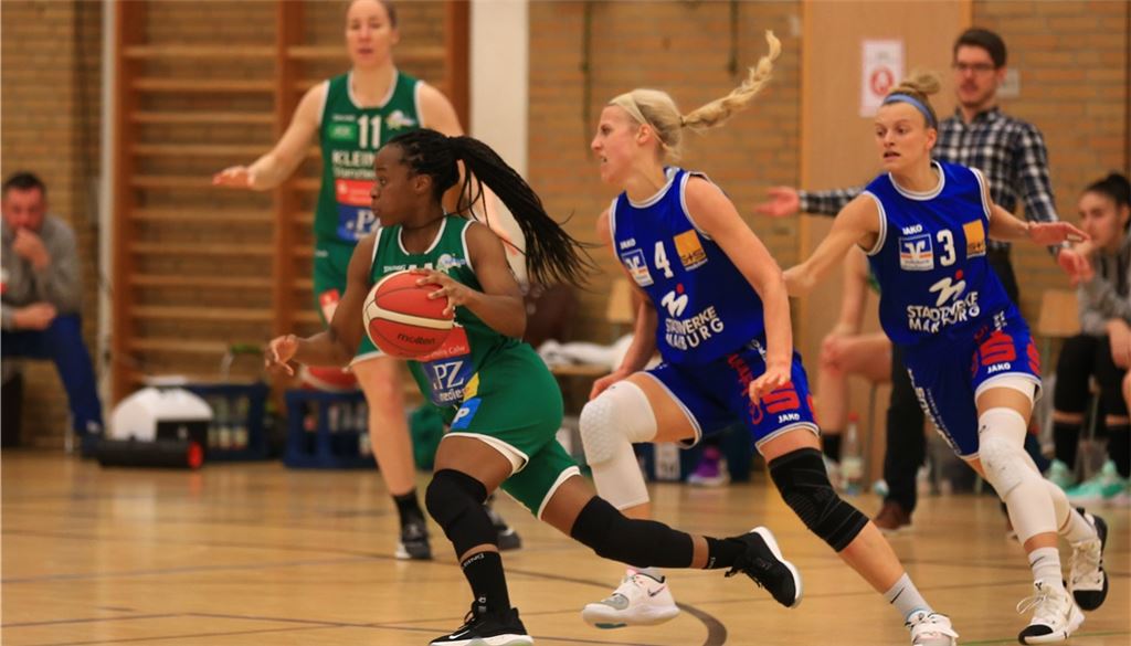 Emmanuella Mayombo zeigt im Spiel gegen Marburg eine starke Leistung – per Freiwurf erzielt sie kurz vor Schluss die letzten Treffer für die Sterne und macht damit den Finaleinzug fix. Foto: Schmidt