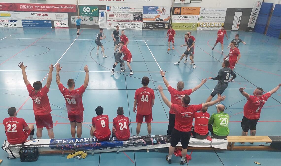 Emotional: Die Bank der Knittlinger geht bei jedem Spielzug mit – am Ende verpasst der TSV die Überraschung knapp. Fotos: Ehrenberg