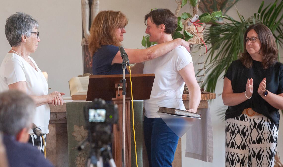 Emotionaler Abschied in Freudenstein Emotional ist der Abschied von Pfarrerin Angela Hahnfeldt (2.v.re.), die hier umarmt wird von Ruth Steegmüller. Foto: Fotomoment