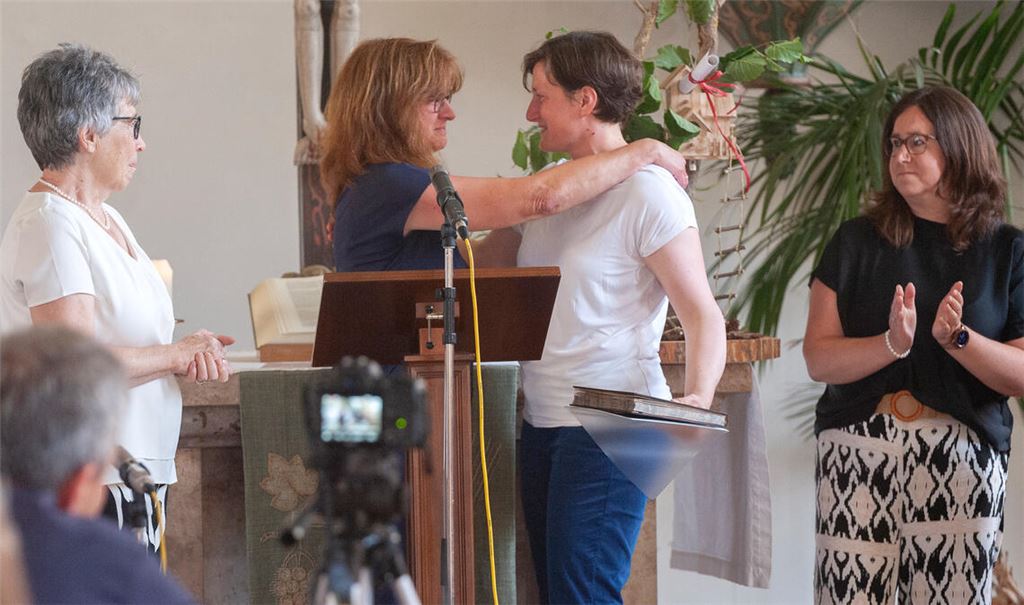 Emotional ist der Abschied von Pfarrerin Angela Hahnfeldt (2.v.re.), die hier umarmt wird von Ruth Steegmüller. Foto: Fotomoment